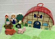 フライングタイガー 木製 お家と人形セット 木のおもちゃ 知育玩具 ごっこ遊び 牧場の夫婦 動物 家畜 馬 牛 鶏 豚_画像1