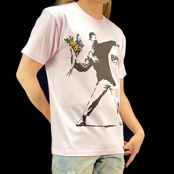 新品 バンクシー BANKSY 花束投げ Flower Thrower グラフィティ ライト ピンク ビッグ プリントTシャツ Lサイズ UNI 男女兼用 ユニセックス