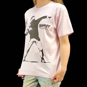 新品 バンクシー BANKSY 花束投げ Flower Thrower グラフィティ ライト ピンク ビッグ プリントTシャツ Sサイズ UNI 小さい タイト スリム