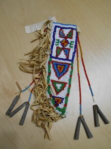 カナダで購入　レザーにビーズ刺繍されたナイフカバー　先住民　インディアン　ネイティブ　ハンドメイドクラフト　工芸品