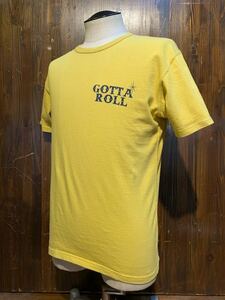 K435 メンズ Tシャツ THE FLAT HEAD gotta Roll フラットヘッド 半袖 イエロー 黄 プリント アメカジ / L 全国一律送料370円