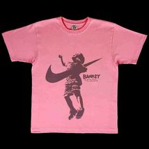 新品 ビッグ プリント BANKSY バンクシー スウォッシュ ロゴ 刺さる 少年 ピンク Tシャツ S M L XL オーバーサイズ XXL~5XL ロンTパーカー_画像3