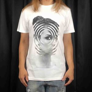 Art hand Auction Camiseta con estampado grande de chica ondulada, fotografía monocromática, Instagrammable, SML XL, tallas grandes XXL ~ 5XL, Parka larga Compatible, obra de arte, cuadro, gráfico