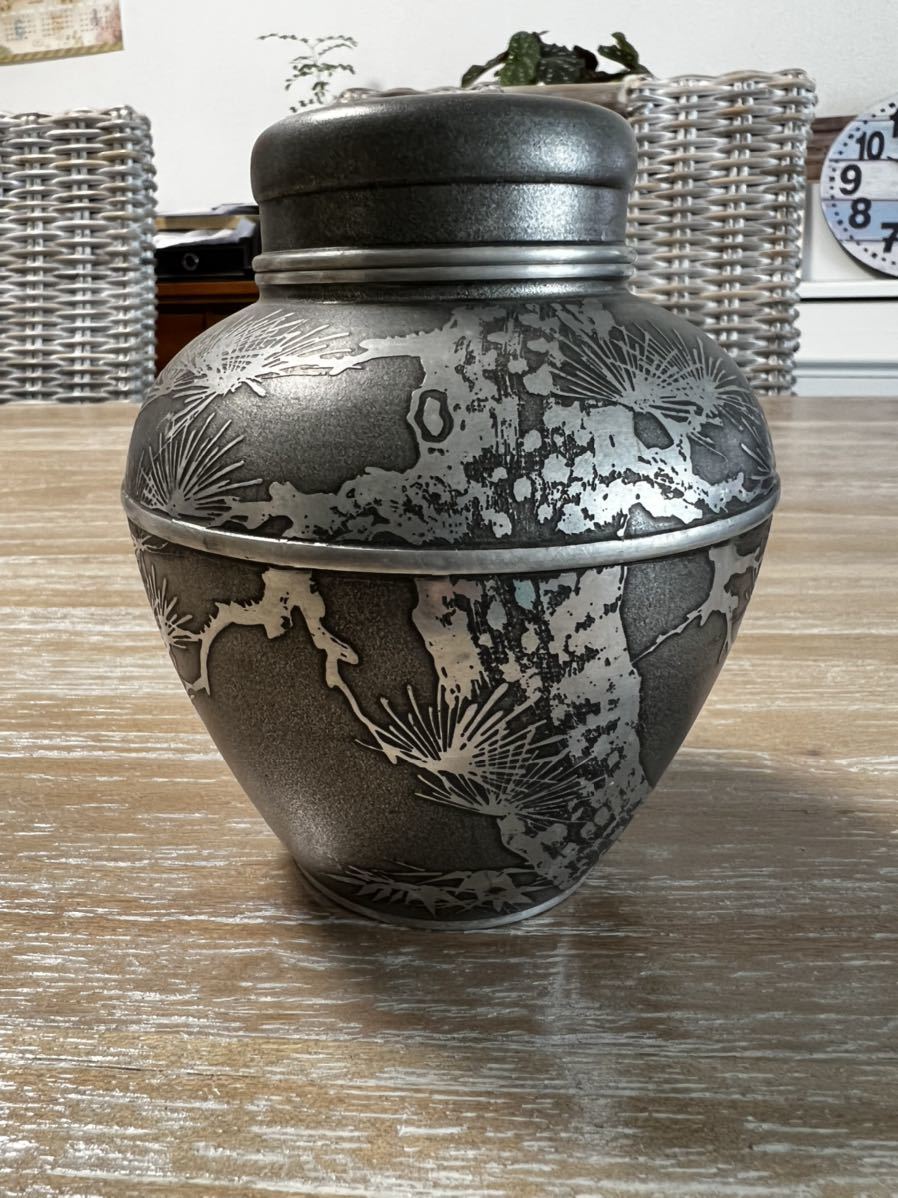 大阪買い 上錫 錫半造 茶壺 錫製 いぶし 飾り壺 共箱 大ぶり 松竹梅 金属工芸