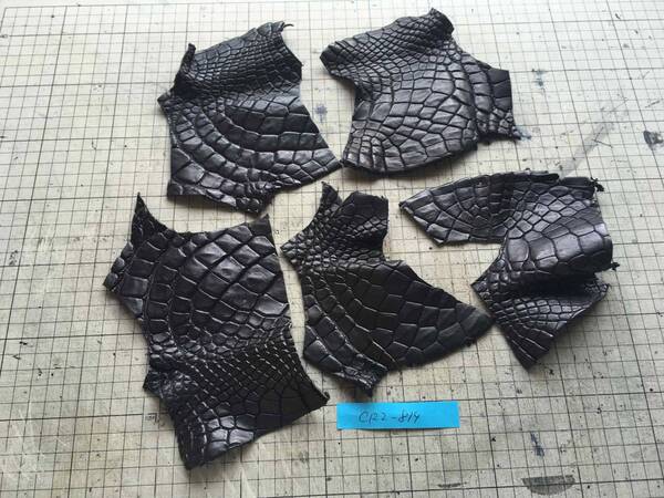 CR2-814★マットブラック最高級ポロサスクロコダイル レザークラフトはぎれハギレ革小物キーホルダーフリスクケースジッパーファスナー
