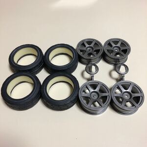 タミヤRC ミディアムナローレーシングラジアルタイヤ、ミディアムナロー6本スポークホイール(オフセット+2)