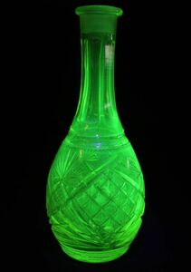 旧家にて花瓶として使用されていたウランガラス カットグラスデキャンタ ウランたっぷり全高26cm　　　　　　　程度検索→切子 硝子 レトロ