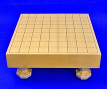 将棋セット　ヒバ2寸ハギ足付将棋盤セット(将棋駒白椿上彫駒)【囲碁将棋専門店の将碁屋】_画像2