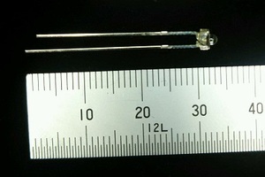 凸型ＬＥＤ　黄色　先端直径１．８ｍｍ　先端長１．５ｍｍ　　３０個入り　　　　　α