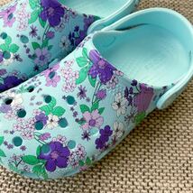 新品 クロックス C13 定価4400円 19cm 19.0cm クラシック フローラル クロッグ crocs 水色 花柄 リバティ サンダル 女の子_画像4