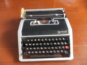 アンティーク　olivetti オリベッティタイプライター！インテリアに