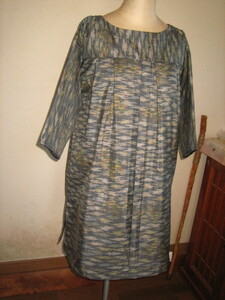 ３０６．着物リメイク大島紬、正絹、小柄模様、胸タック。ワンピース。