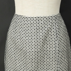 美品 sybilla/シビラ シルク混総刺繍セミタイトスカート 白黒M ai324の画像5