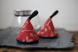 三角鍋つかみ　2個セット　インドブロックプリント　バグルー伝統染　赤　キッチン雑貨　花柄　エスニック