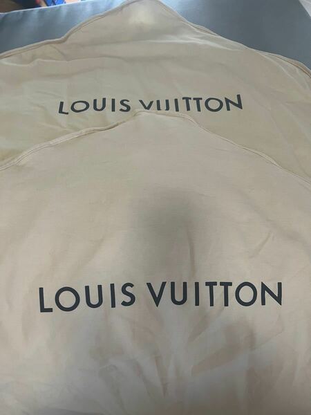 LOUIS VUITTONの洋服カバー3点、ビトンハンガー1点 保存袋 ハンガー