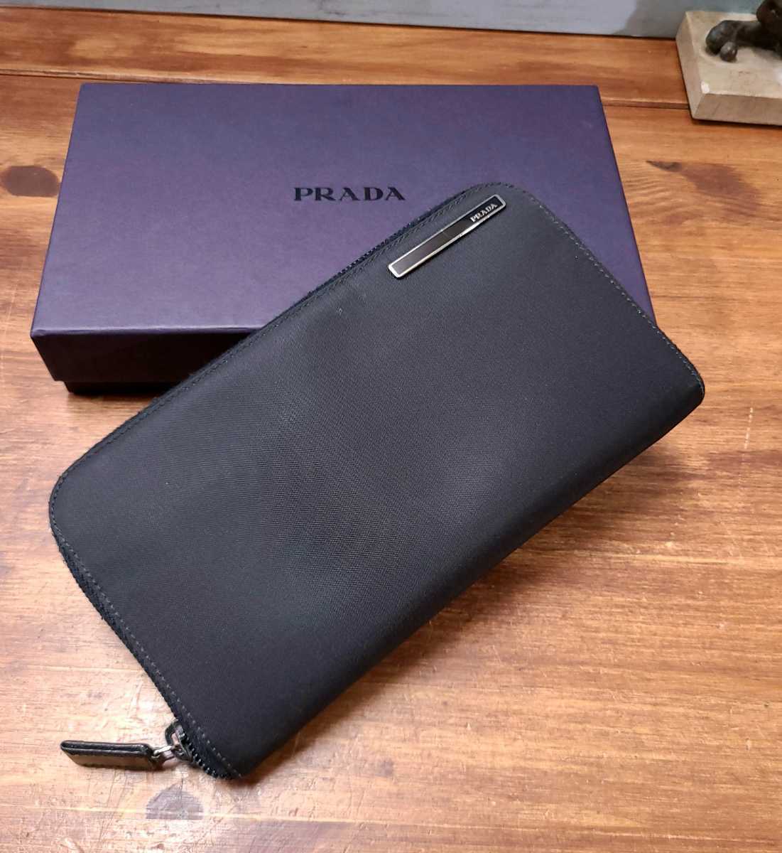 ヤフオク! -pradaナイロンラウンドファスナー長財布の中古品・新品・未 ...