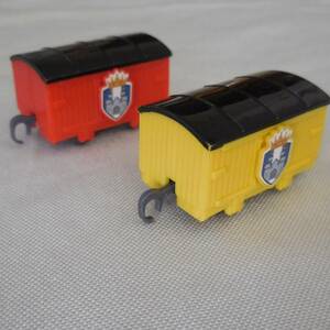 ◆中古◆カプセルプラレール◆赤色◆黄色◆貨車◆黒屋根◆2両◆サーカス◆ソドー島の運動会編◆トーマス◆