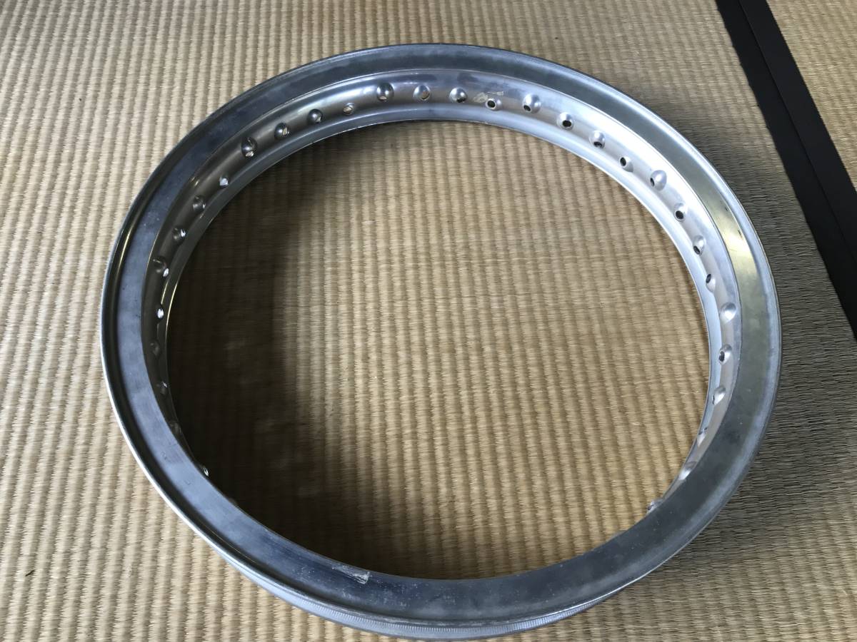 枚数限定 ボラーニ アルミリム 18インチ 美品 - ホイール