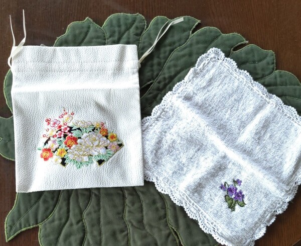 和柄刺繍ちりめん巾着袋&すみれ刺繍タオルハンカチ