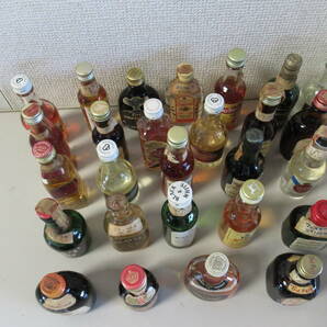 棚16.G30 ウイスキー NIKKA /VAT69/CUSENIER/特級 古酒.各種メーカー ミニボトル 48ml/50ml 27点セットの画像4