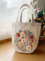 お花のバッグ 手刺繍 ハンドメイド リネン生地　ミニバッグ　お散歩バッグ　　ミニトートバッグ お花畑_画像1