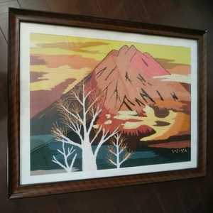 昭和レトロ　刺繍絵画　赤い山　夕焼け色に染まる大きい山　66×51　額縁　昭和アート　170929　自然　風景画