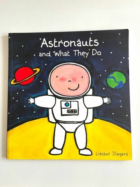 英語絵本　astronauts and what they do