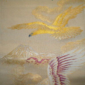：古布４２３：帯のハギレ 正絹 富士山・鷹・雲取り模様などの図 ９３㎝×３４㎝ 市松人形 細工物 手芸 ハギレ の画像3