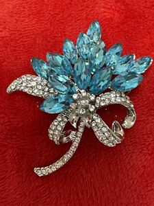  flower motif high class brooch crystal & Cubic Zirconia wedding party . sending another . and so on un- possible missing . item! ice blue 