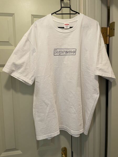 XL Supreme KAWS Chalk Logo Tee XLarge White 21SS week18 シュプリーム カウズ チョーク ロゴ Tシャツ ホワイト 白 半袖 Tシャツ