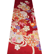 674-1番 新品　正絹　振袖用生地端切れ 長さ約126センチ 紗綾型に菊の地模様入 　落ち着いた赤の地色に流水と桜や菊や梅の花模様_画像3