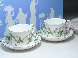 ▲80SK2110▲Wedgwoodウエッジウッド ワイルドストロベリー　ペアカップ＆ソーサー・ハンカチ　コーヒー　ティー