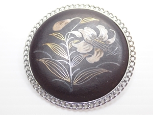 L084　和風　ブローチ　金象嵌細工　丸型　百合の花　レトロ　アクセサリー　Japanese　made　brooch