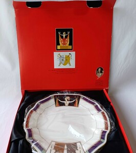 ケーキプレート 直径26.5cm 1枚 　資生堂花椿感謝品 非売品　芸術家 エルテが、デザインした、 白い陶磁器ボーンチャイナ