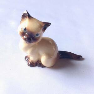 ネコの置物 陶器 洋風 猫 ねこ ネコ キャット 置物 小物 欠けあり 最大幅約4.4cm 高さ約3.6cm 重量約11g 【3299】