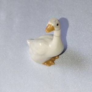 アヒルの置物 陶器 洋風 水鳥 置物 小物 最大幅約3.2cm 高さ約4.2cm 重量約11g 【3304】