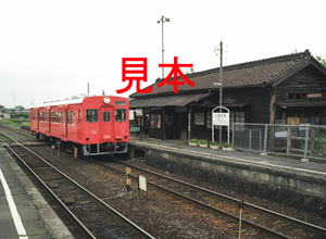 鉄道写真、645ネガデータ、154637620012、キハ101＋騰波ノ江駅駅舎（駅舎にピント合わせ）、関東鉄道常総線、騰波ノ江駅、2008.06.05