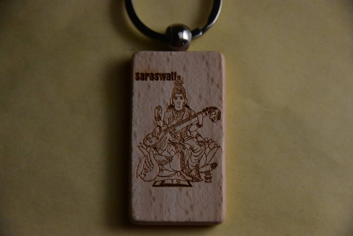 Hindu-Göttin Saraspathi Benzaiten aus Holz geschnitzt Amulett Schlüsselanhänger Talisman, Verschiedene Waren, Schlüsselbund, Handgefertigt