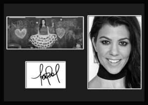 10種類!Kourtney Kardashian/コートニー・カーダシアン/セレブ/DASH/サインプリント&証明書付きフレーム/BW/モノクロ/ディスプレイ(3-3W)