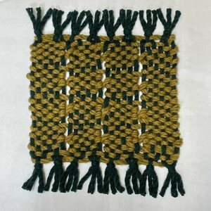 手織りの毛糸のコースター　スパニッシュレース