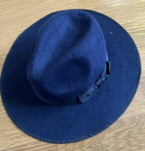 ●レディース　LOVABLE ハット　帽子　中折れ帽　ポリエステル　なんちゃってウール　ネイビー色　（49）