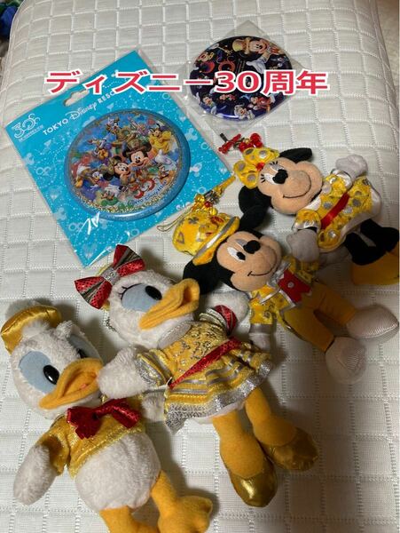 ディズニーランド30周年 ドナルド&デイジーのぬいぐるみバッチとミッキー&ミニーのストラップ、イヤホンジャック　缶バッチセット