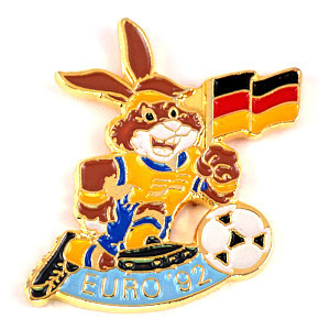ピンバッジ・サッカーユーロ大会ドイツ国旗ウサギと球◆フランス限定ピンズ◆レアなヴィンテージものピンバッチ