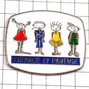 ピンバッジ・４人の子ども達カラフル洋服◆フランス限定ピンズ◆レアなヴィンテージものピンバッチ