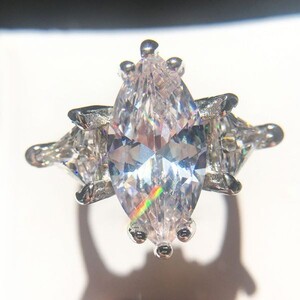 最高最上級カラー 2ct 3石 超大粒 レディース ダイヤリング指輪【プラチナ仕上】注目 新品 贈答品 価格高騰中の商品画像