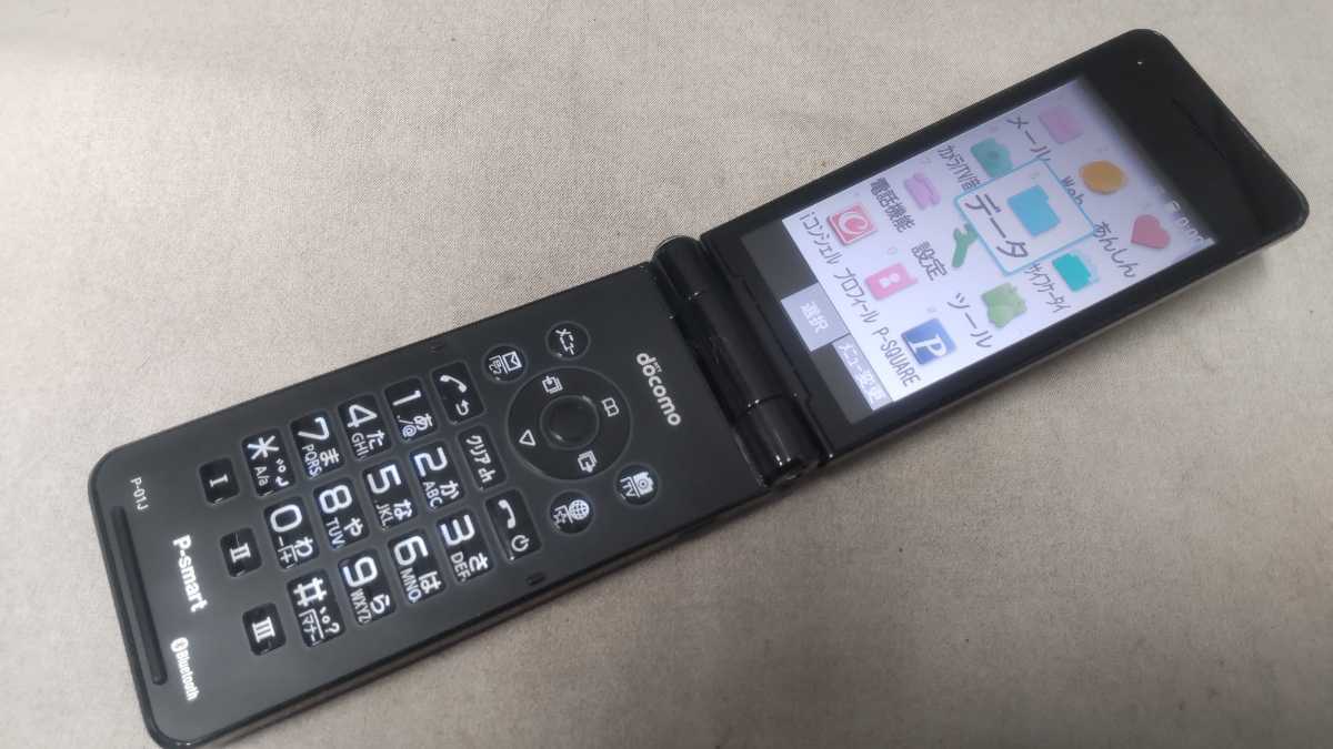 未使用に近い 利用制限○ F-42A ドコモ らくらくスマホ docomo SIM