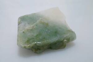  rare!35 year front. unused stock goods! high class . ornament goods for raw ore! fine quality color vivid green .. raw ore 42ct