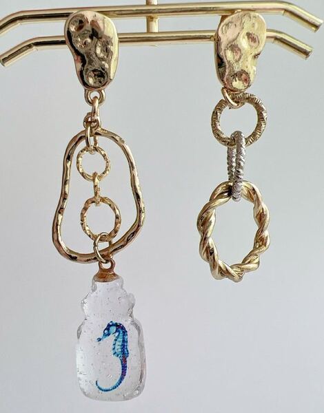 【ピアス】透明骨格標本 タツノオトシゴ 水族館 魚 熱帯魚 ハンドメイド いきもの 生物 理科 解剖 ユニーク レジン ゴールド