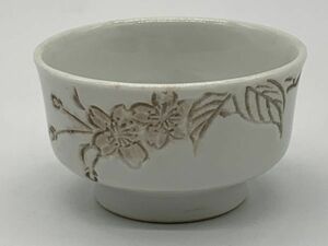 【酒器】8　～お酒を愉しむ骨董器～ 　『釘彫り　桜図　平猪口』　　茶器/ぐい呑み/お猪口/酒盃　定形外可　M0905F