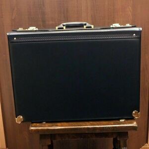 * the lowest price limitation one piece flight case Pilot case free shipping 20039 attache case black *